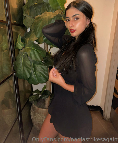 nadiastrikesagain エロティックなスター 画像