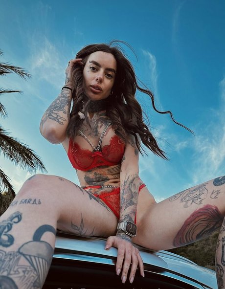 Stephanie Paul 裸の女優 写真