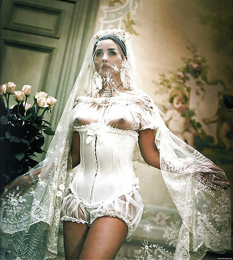 Monica Bellucci 裸モデル 写真