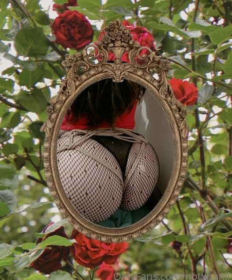 notxbvnny 裸のモデル 写真