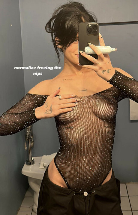 Nessa Barrett ポルノスター セックス ギャラリー