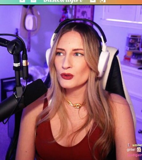 曲線美の熟女オンリーファンズ ヌード 写真