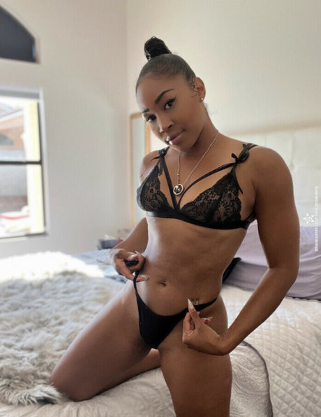 Ariane Andrew エロティックなモデル 写真