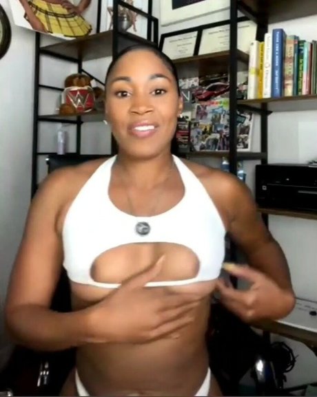 Ariane Andrew 裸のポルノスター 写真