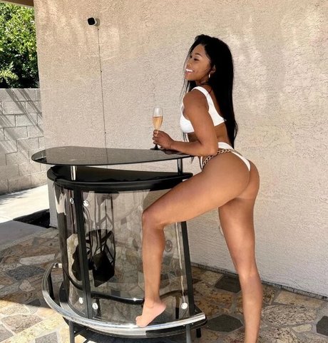 Ariane Andrew xxxポルノスター 写真