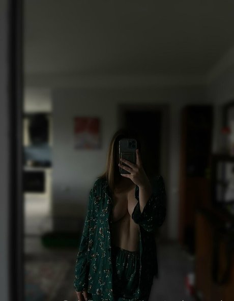 the cherry on the cake エロティックなモデル 写真