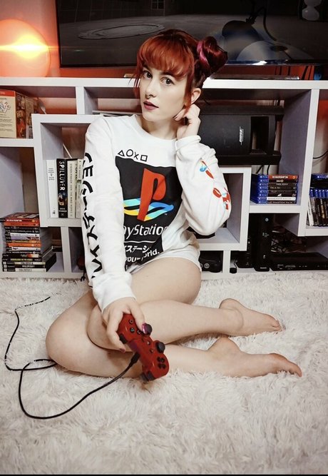 Claire Max top profile image