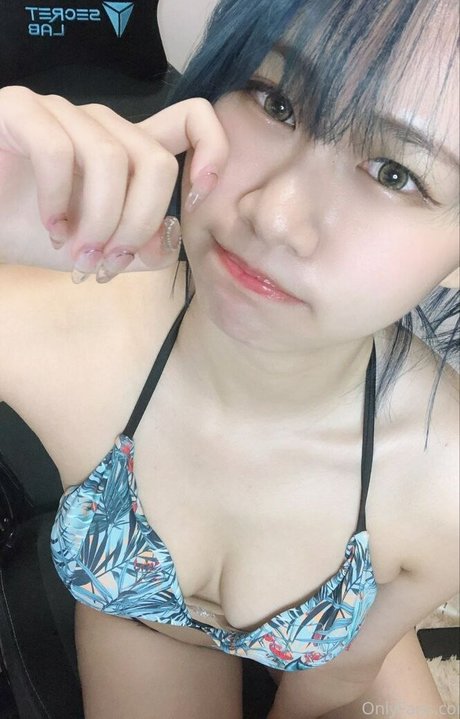 オイルを塗った黒檀のOnlyFans トップ 写真