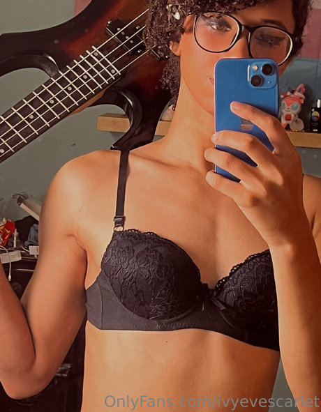 ivyevescarlet top profile image