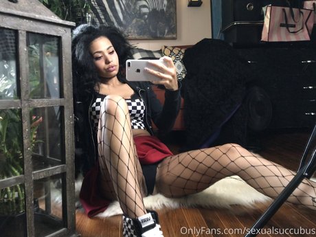 E Gamer Girlfriend xxxモデル 写真