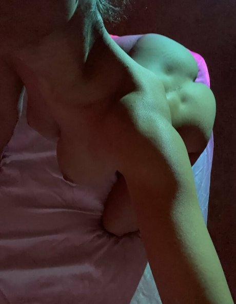 Uhhliar セックスモデル 写真