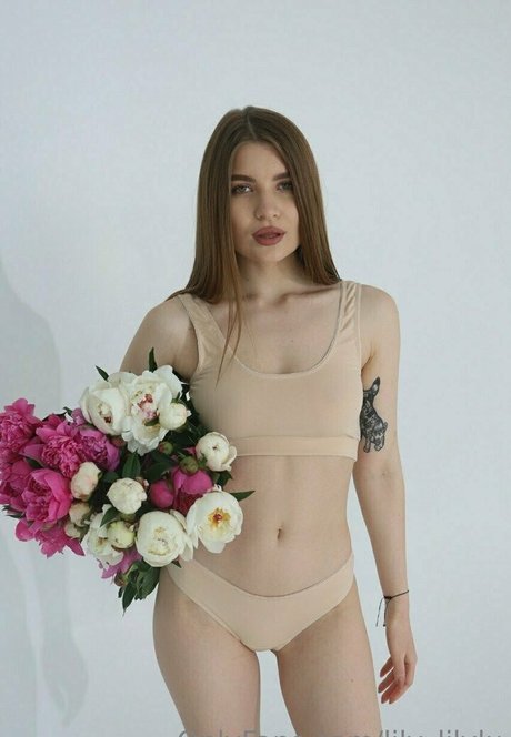 lily lilylu 裸の女優 写真