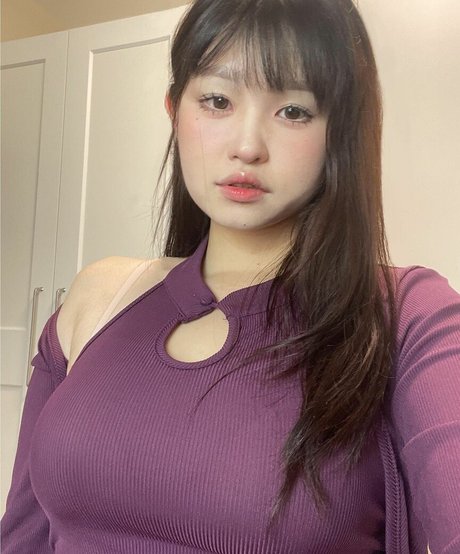 ZhouYiQin ポルノスター セクシー 写真
