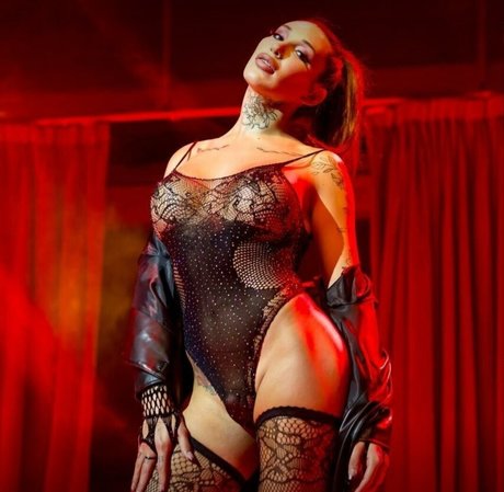 Emma Lusicich スター ヌード 画像