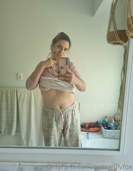 aussielilyfox top profile image