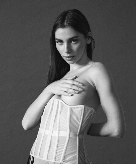 irinasivalnaya 完璧な女優 画像