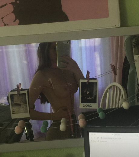 zipos 裸の女優 写真