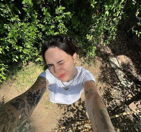 Bea Miller 裸のスター 写真