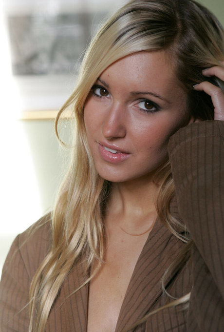 Corinna Daniela Roesch ポルノスター セクシー 写真