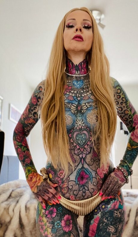 Tattoobutterfly アダルトモデル 写真