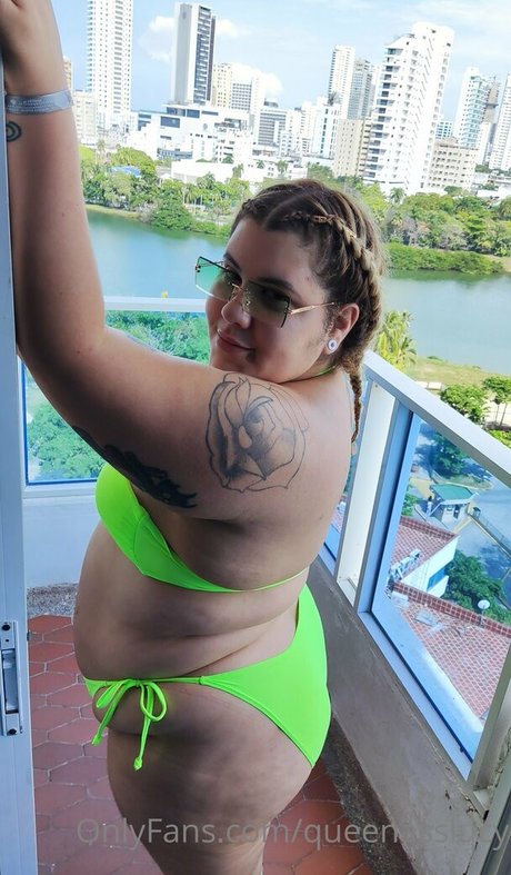 wetbigpussy 可愛いモデル 写真