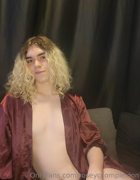 roseyccomplexion セクシーモデル 画像