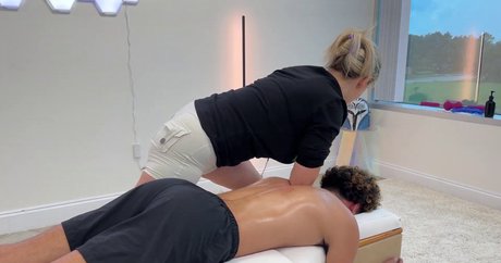 Mondragon Chiropractic アートスター 写真