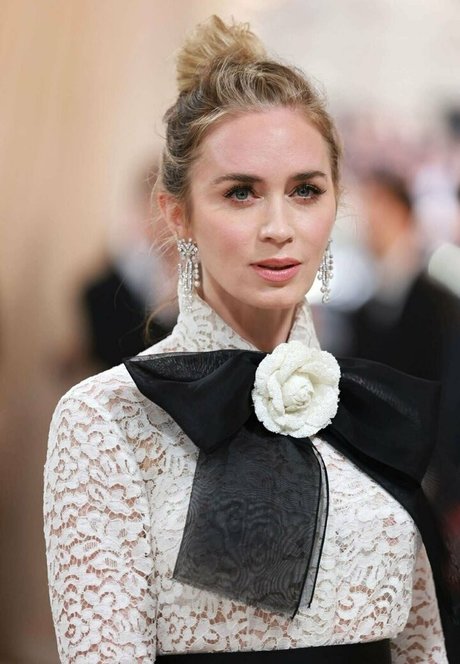 Emily Blunt ポルノモデル アーカイブ