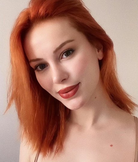 Aysennyuksel 完璧な女優 写真