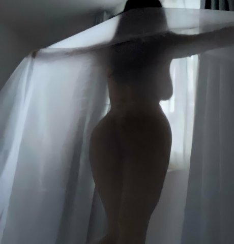 Romy K モデル 写真