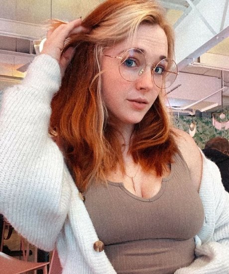 ぽっちゃりお尻オンリーファンズ ポルノグラフィック 写真