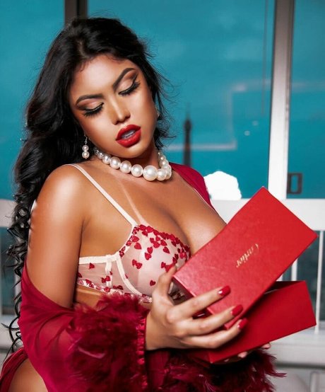 Goddess Isis セックスモデル 写真