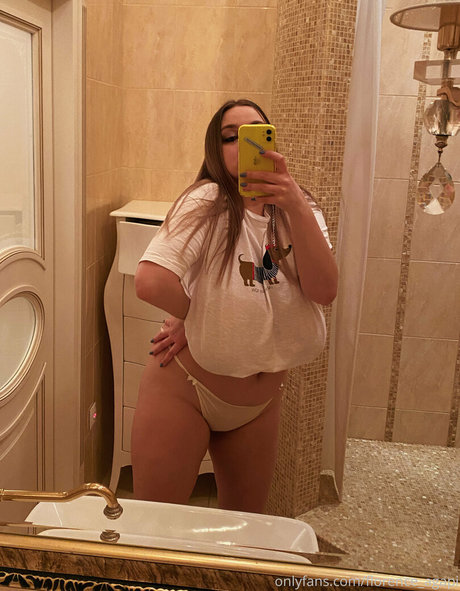florence agapi ホットなスター 画像