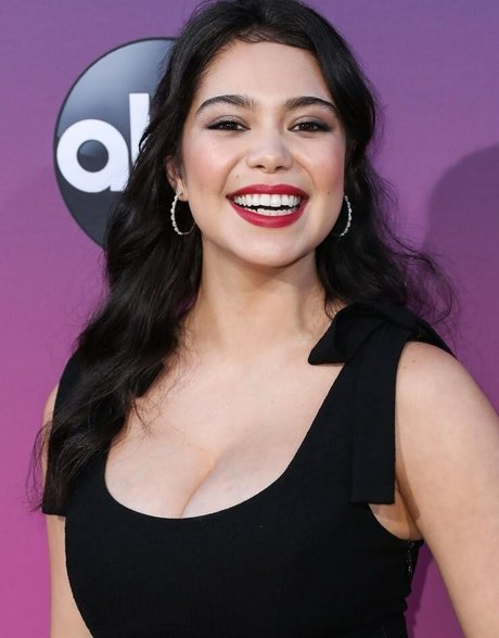Aulii Cravalho ポルノスター ヌード 画像