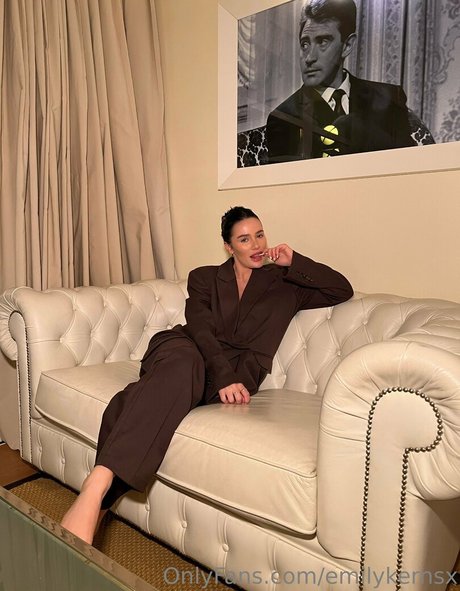 emilykernsx ホットなスター 写真