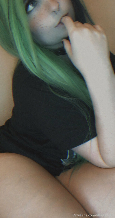 crybbykittenn かわいいモデル 写真