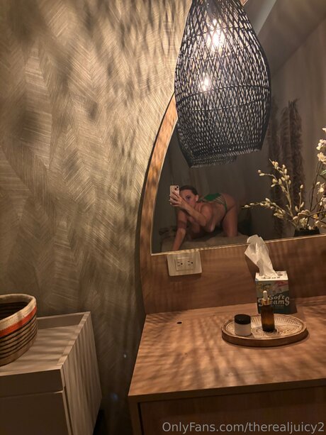 therealjuicy2 美しいポルノスター 写真