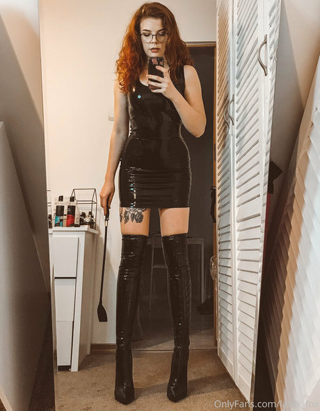 latex fox スター 裸 写真