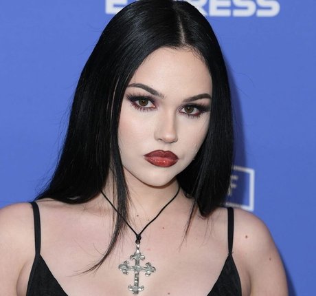 Maggie Lindemann ヌードモデル 画像