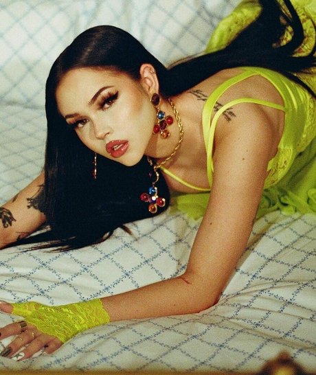 Maggie Lindemann ヌードモデル 写真