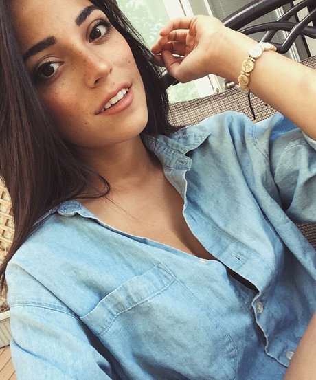 Brigit Sinaga 完璧なスター 画像