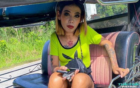 TukTuk Patrol セクシーモデル 写真