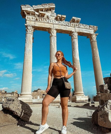 Lara Loft ヌードモデル 写真