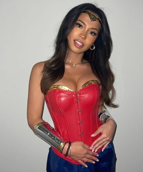 Arienne Monteclar エロティックなポルノスター 写真