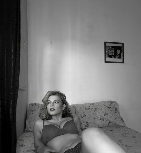 lucymeowt アート女優 写真