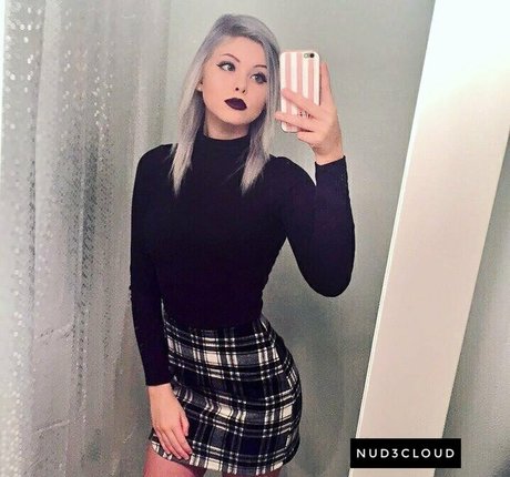 Chloe Mettenbrink スター ヌード 写真
