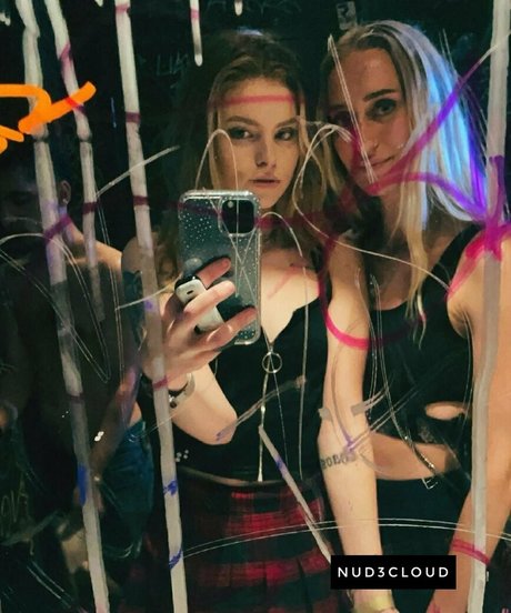Chloe Mettenbrink トップモデル 写真
