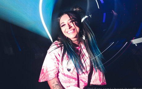 vybrantvibesofficial ホット女優 画像