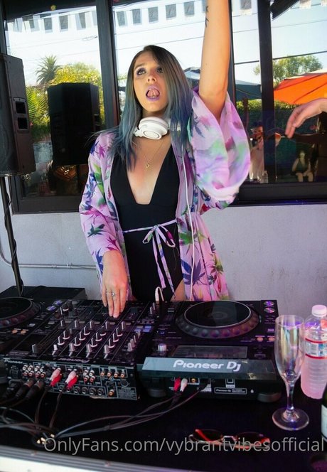 vybrantvibesofficial 完璧な女優 アーカイブ