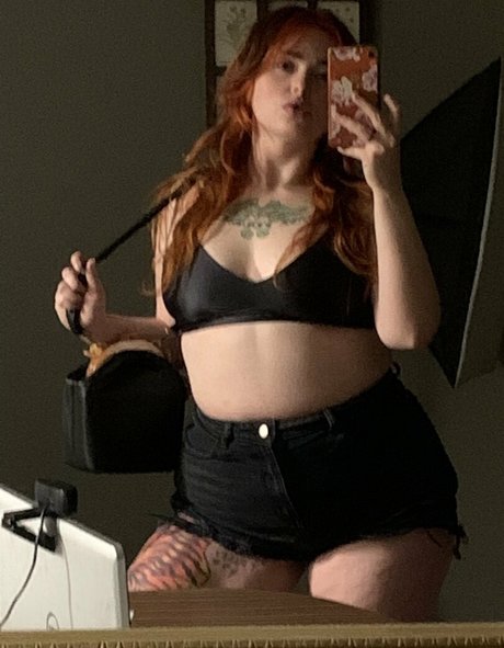 adora belly free セクシーモデル 写真